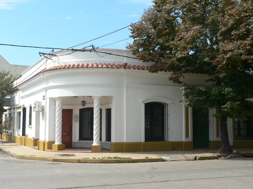 Esquina con Casa de Época en ciudad sobre el Río Uruguay